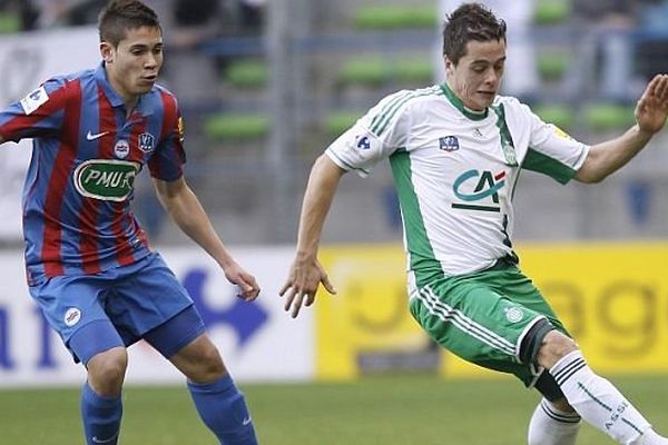 Raphaël Guerreiro joueur du SM Caen (à gauche) 