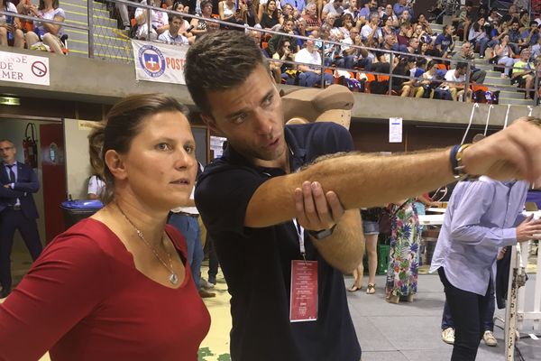 La ministre des sports, Roxana Maracineanu, en visite à Saint-Nazaire, en août 2019. Gilles Gosselin, entraîneur du club de volley lui sert de guide.