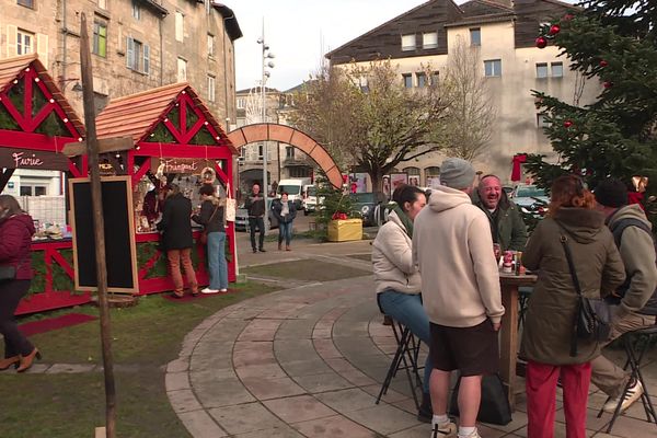 La commune de Saint-Junien (Haute-Vienne) a décidé de mettre en place un marché de Noël participatif, le 21 décembre 2024.