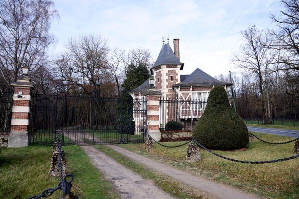 Selon ses dernières volontés, Alain Delon sera enterré chez lui, dans le caveau de sa propriété à Douchy (Loiret).