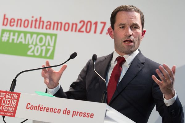 Benoit Hamon lors de l'inauguration de son QG de campagne.