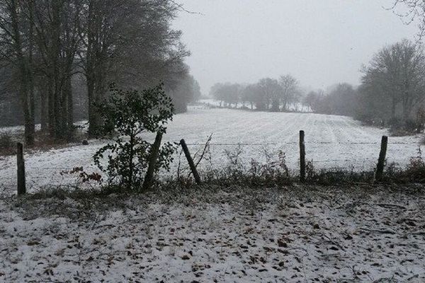 Ce midi, quelques centimètres de neige recouvraient le sol à Faux-la-Montagne, en Creuse.