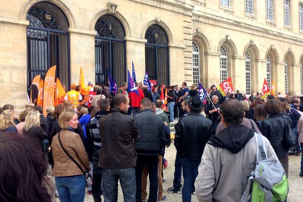 Les agents de la Ville de Caen réunis ce jeudi matin devant la mairie