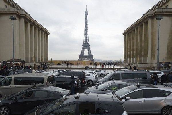 Opération escargot organisée par les taxis à Paris 15 décembre 2014