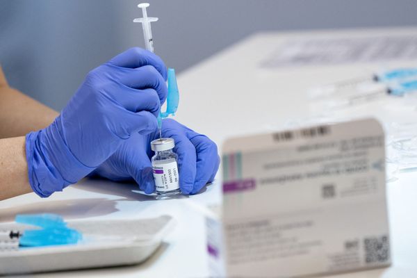 La vaccination AstraZeneka a été suspendue lundi "par précaution" en France. 