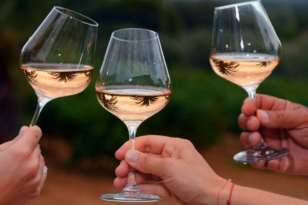 En dix ans, les exportations de rosés français ont augmenté de 30%, pour frôler les 10 millions d'hectolitres et, si la France reste de loin le premier pays consommateur... Mais à consommer avec modération !
