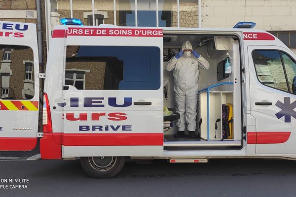 Ambulanciers corréziens formés pour le transport sanitaire covid-19