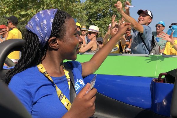 Naima distribue des "goodies" aux spectateurs du Tour de France à bord de ce véhicule publicitaire. C'était le cas lors de la 17ème étape, qui relie le pont du Gard à Gap.