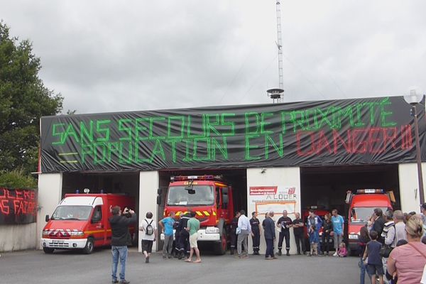 Les centre de secours d'Issé et Saint-Vincent-des-Landes seraient menacés de fermeture dans le cadre de la réorganisation du SDIS44, pompiers et population manifestent leur opposition.