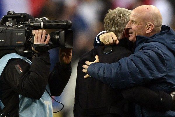 Joie de Guy Stéphan, entraîneur adjoint des Bleus et de Didier deschamps, entraîneur des Bleus après la qualification des Français pour le Brésil