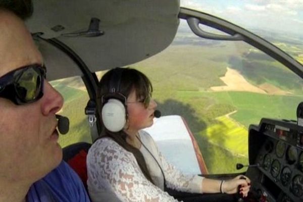 la jeune fille aux commandes d'un Robin DR 400