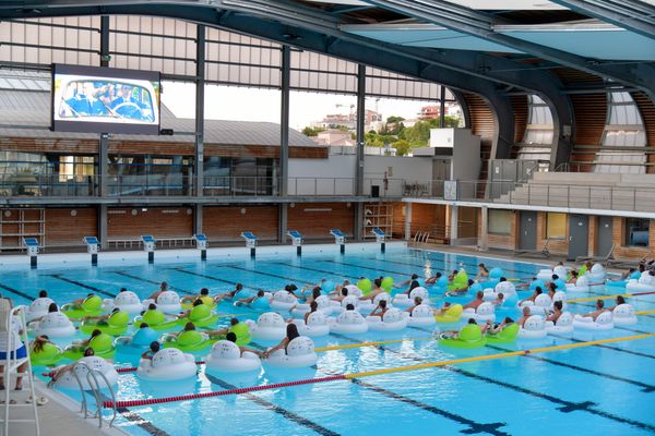 Une centaine de places sera proposée chaque soir aux spectateurs qui pourront réserver une bouée dans le bassin extérieur de la piscine.