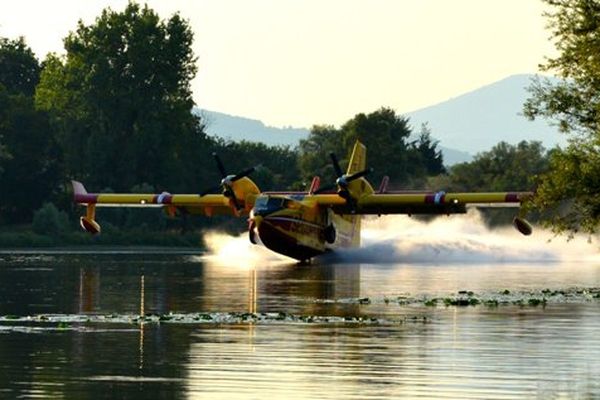 Un canadair se ravitaille à proximité de la commune de Messimy sur Saône- Le 17 juillet 2015 Frédéric PANIER
