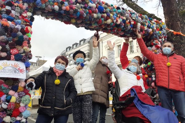 Ces 3 637 pompons ont été fabriqués par les bénévoles, les élèves des écoles maternelles, les maisons de retraites et les IME de Cholet. 