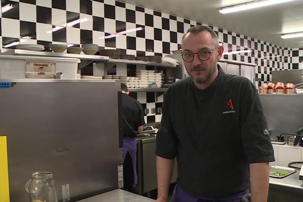 Le chef Camille Defaye élu meilleur pâtissier d’Auvergne-Rhône-Alpes par le guide Gault & Millau.