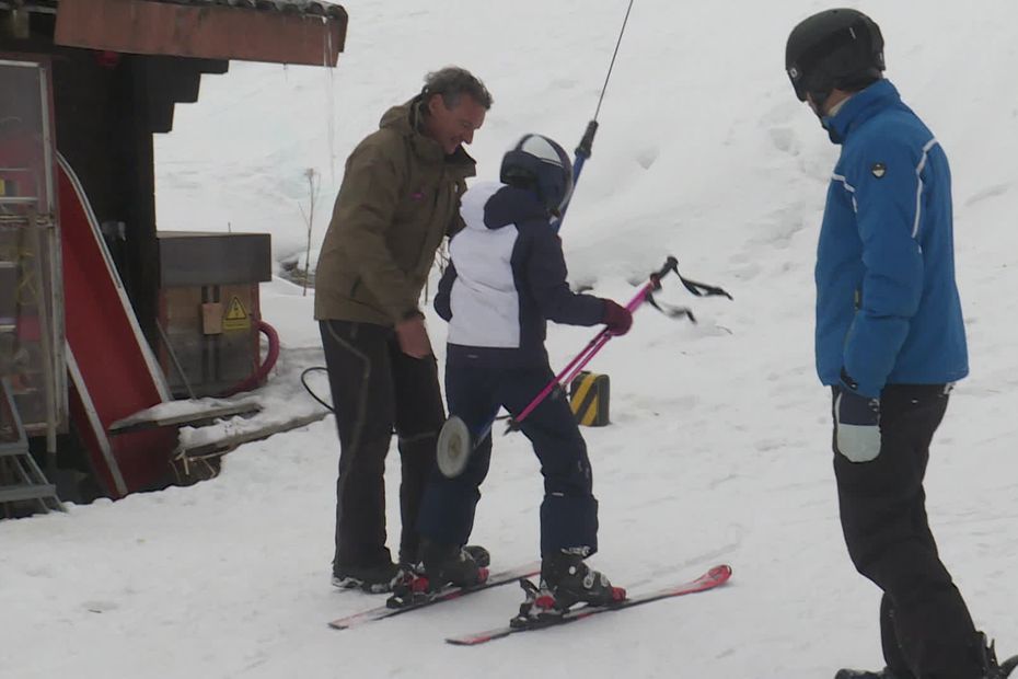 VIDÉO. Deux téléskis et 8 km de pistes : "On est plus passionnés que milliardaires", il fait tourner une station de ski gratuite