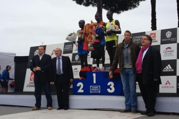 Les Kenyans remportent le 5ème marathon de Nice, le 4 novembre 2012. Eliud Magut remporte la course en 2 heures 10 minutes et 30 secondes