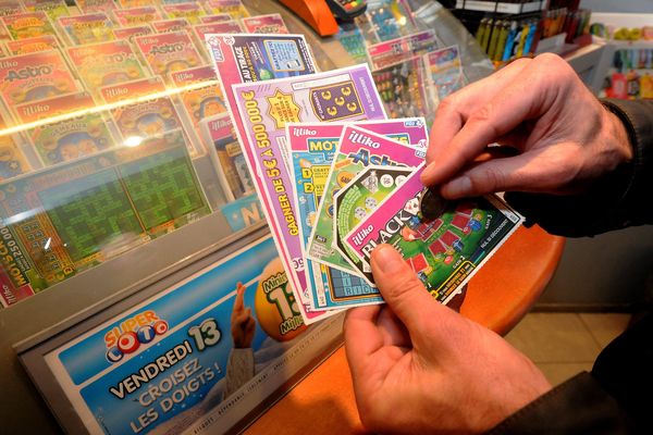 L'octogénaire dépensait des fortunes dans les jeux à gratter et jeux de hasard.