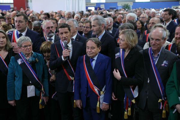 Les maires rassemblés en congrès à Paris ont posé mardi pour une photo commune ceints d'une écharpe noire. David Lisnard au micro.