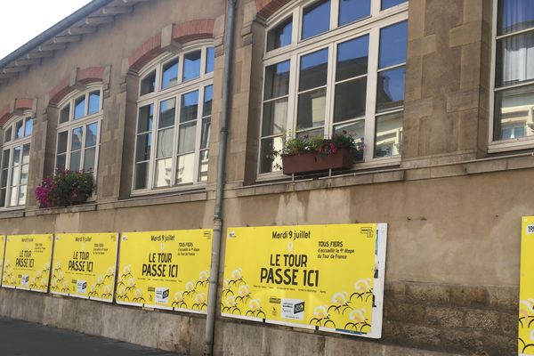 Rue de Mon-Désert, les panneaux électoraux ont été recyclés aux couleurs du Tour