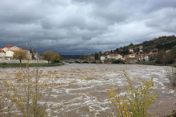 Des inondations ont lieu un peu partout en Haute-Loire à la suite des fortes précipitations de la nuit de vendredi 22 à samedi 23 novembre. 