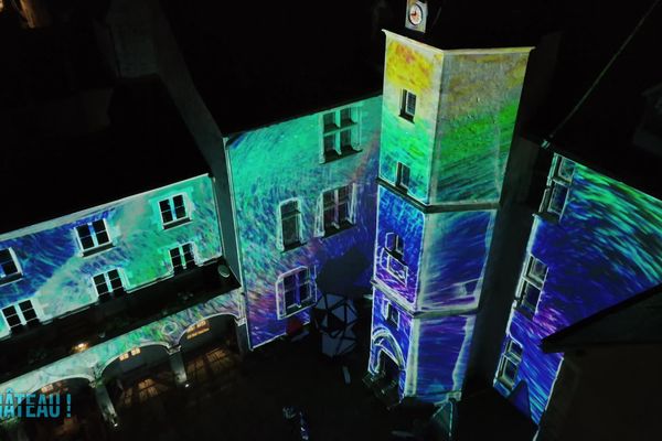 Vidéo mapping sur la façade du château de Beaugency