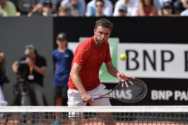 Gilles Simon sur le terrain de Roland-Garros. 