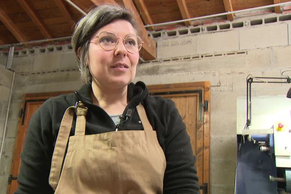 Comme le facteur, Valentine Gaucher, cordonnière, fait sa tournée dans des points de collecte foréziens pour récupérer et livrer les produits qu'elle répare.