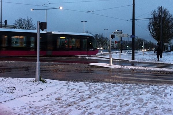 La neige n'empêche pas le tramway de circuler à la Toison d'Or, à Dijon