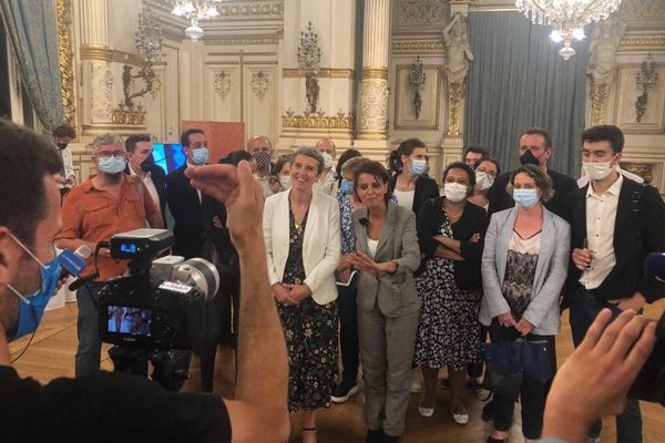 Les écologistes se placent en deuxième position au soir du 1er tour des élections régionales en Auvergne-Rhône-Alpes avec près de 15% des voix, devant le Parti Socialiste, lançant ainsi une fusion avec les listes de gauche, le PS et le PC. Des négociations dans un endroit tenu secret ont lieu dès ce soir, dans le quartier de la Part-Dieu, mais la fusion est lancée. 