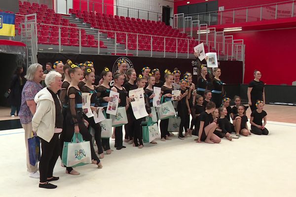 Entourés de bleu et de jaune, ces jeunes gymnastes françaises et ukrainiennes clôturent une semaine d'entraînement émouvante et solidaire.