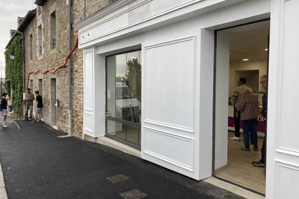 La boulangerie de Dourdain est à nouveau un point de rencontre et de discussion pour les habitants, depuis qu'elle a rouvert après quatre années de fermeture. La municipalité fait aussi rénover la maison mitoyenne pour qu'une épicerie y soit ouverte.