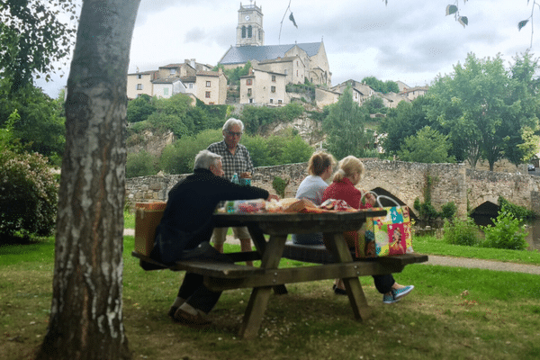 Les Français sont de plus en plus nombreux à préférer les "Villages étapes" aux aires d'autoroute lors de leurs déplacements. Comme ici le village de Bellac et sa vue sur la cité.