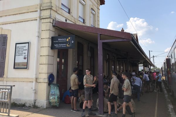 Les passagers du train Clermont-Ferrand/Paris de 13h30, jeudi 26 juillet, sont arrêtés à la gare de Cosne en attendant les passagers d'un autre train en panne dans la Nièvre. 