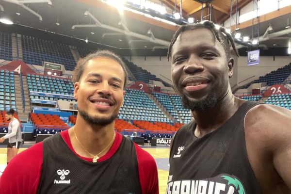 Les basketteurs de l'Elan Béarnais, Gaylor Curier et Landing Sané, lors d'un entrainement au Palais des sports de Pau.