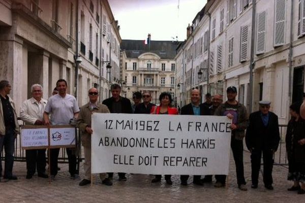 Rassemblement des membres de l'association 2ID-Harkis du Loiret devant la préfecture à Orléans - 12 mai 2015