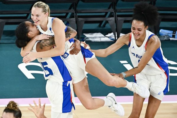 Marine Johannès saute dans les bras de Gabby Williams pour célébrer la victoire de l'équipe de France de basket contre la Belgique en demi-finale des Jeux Olympiques de Paris 2024.