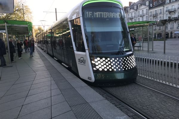 Le nouveau tramway de Nantes Métropole a pu embarquer ses premiers passagers sur la ligne 1 le 15 avril 2024.