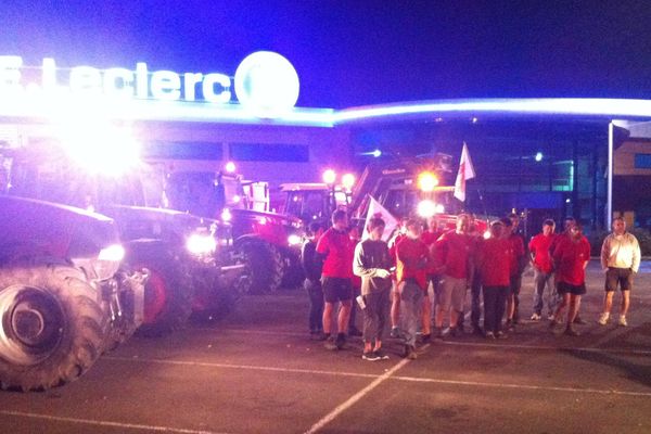 Blocage des accès du Centre Leclerc de Ruffec (16) par les JA du Poitou-Charentes