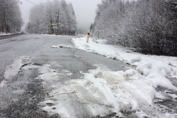 La neige et le verglas pourraient considérablement perturber la circulation sur les petits axes routiers du Grand Est (ici à Thilay, dans les Ardennes), dimanche 3 décembre.