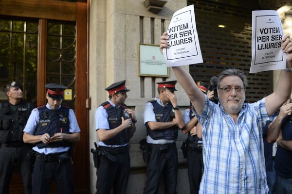 Barcelone - des Catalans manifestent devant le ministère de l'Economie après les arrestations et les perquisitions ordonnées par Madrid - 20 septembre 2017.