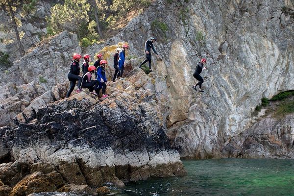 Un groupe pratiquant le coasteering et s'apprête à sauter à Morgat