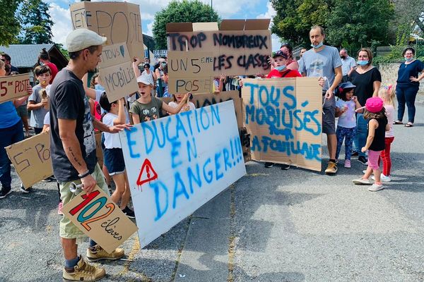 Après l'occupation de l'école, les parents d'élèves ont manifesté, ce samedi 4 septembre.