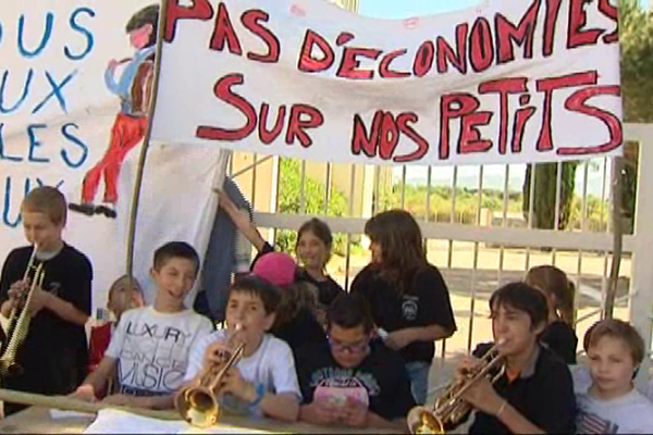 Ils étaient une centaine de personnes à manifester devant l'inspection d'académie. Perpignan le 16avril2014.