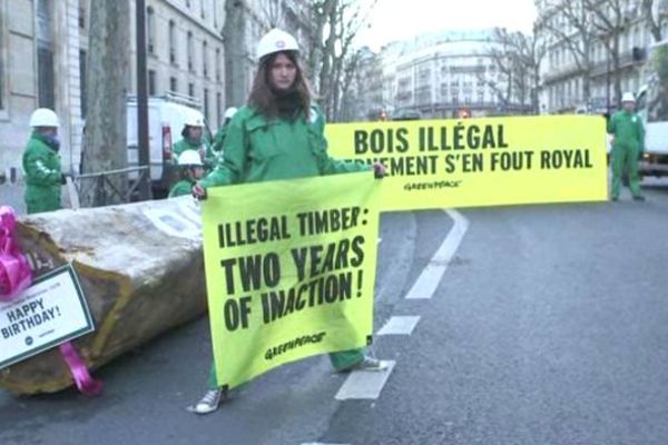 Les militants de Greenpeace, ce matin, devant le ministère de l'Ecologie.