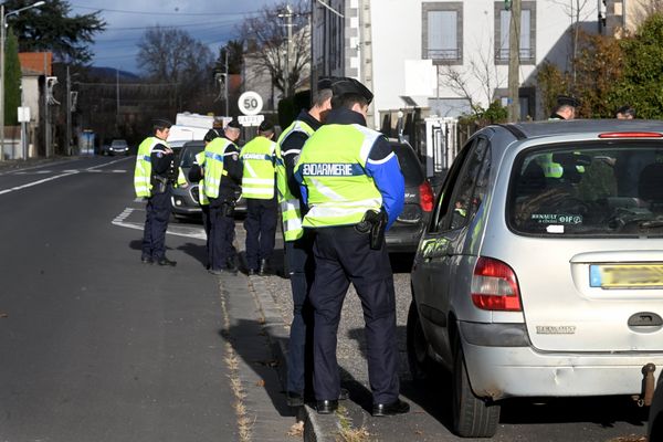 Les gendarmes ont découvert à l'intérieur du véhicule, mal stationné, plusieurs fusils à lunette, des armes de guerre capables de tirer à longue distance.