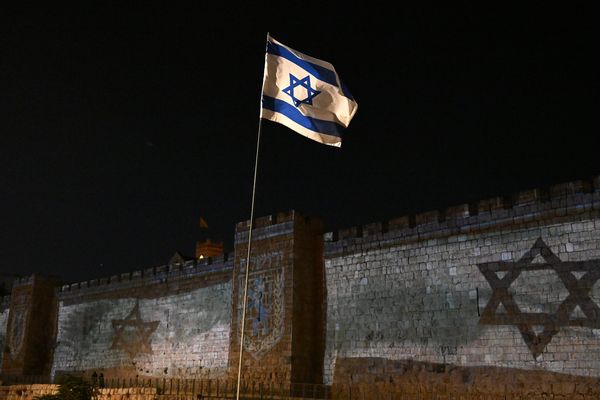 Le drapeau d’Israël projeté sur les remparts de Jérusalem après l’attaque du Hamas, mercredi 11 octobre 2023.