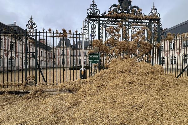 De la paille a été déversée devant la préfecture de Poitiers (Vienne).