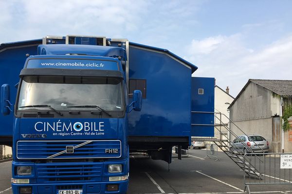 Premier jour de rentrée et premier arrêt à Sermaises (Loiret) pour le cinémobile. 