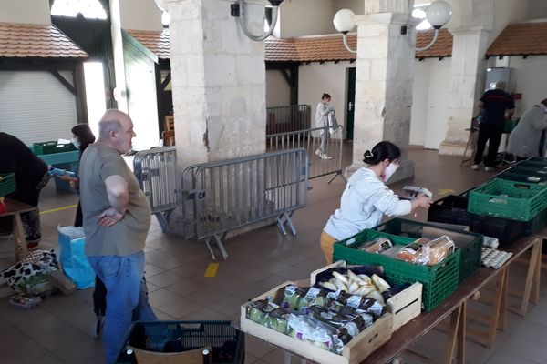 Les distributions alimentaires, comme ici à Villefagnan le 6 mai, par les épiceries sociales et solidaires doivent maintenant respecter les protocoles sanitaires.